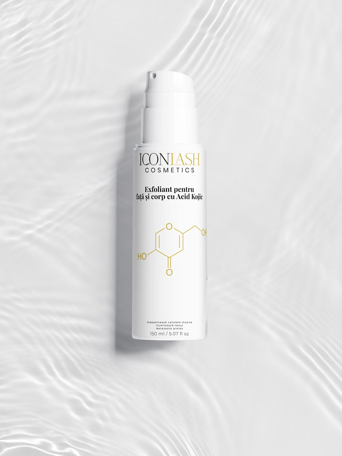 Flaconul exfoliantului IconLash cu acid kojic, pe un fundal alb cu reflexii de apă
