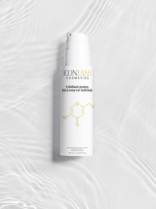 Flaconul exfoliantului IconLash cu acid kojic, pe un fundal alb cu reflexii de apă