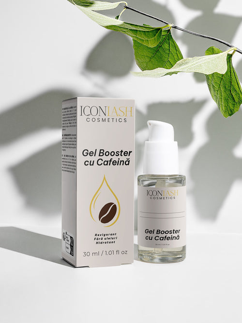 Gel Booster cu Cofeină IconLash, flaconul și cutia pe un fundal luminos, sub frunze verzi