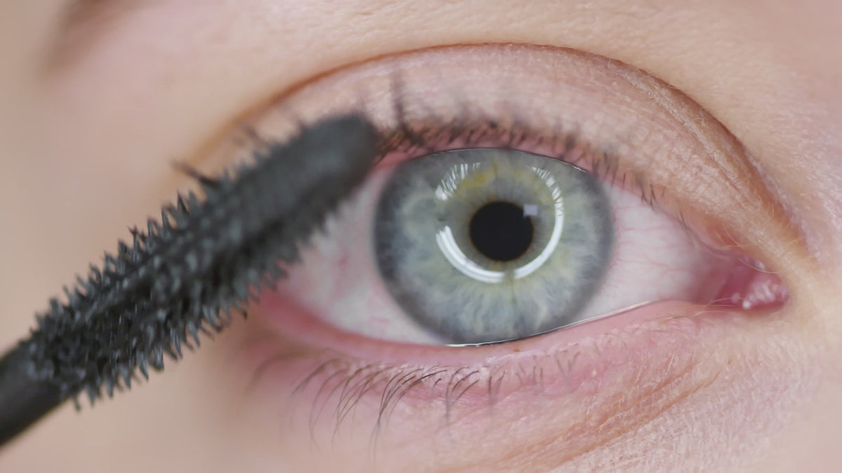 Aplicarea mascara IconLash pe genele superioare, filmată în prim-plan